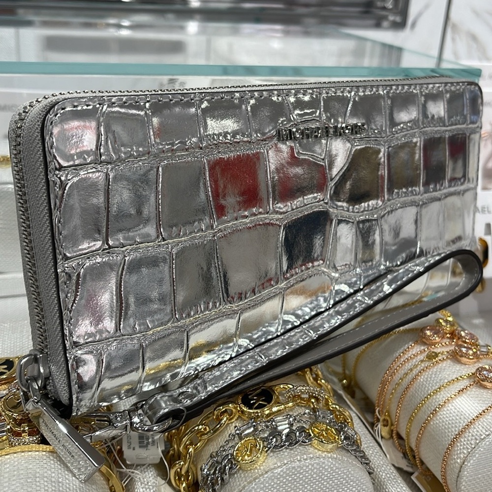 Michael Kors JST LgMetallic Crocodile Embossed Leather Continental Wallet
Silver - Picture 9 of 16